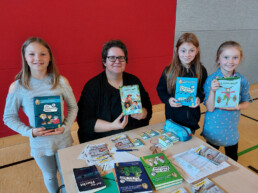 Autorin Karin Ammerer mit VS Kindern