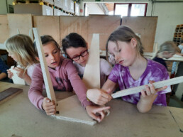 Kinder beim Arbeiten mit Holz